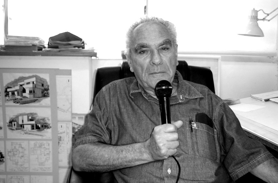 Віля Свєчинський у своїй конторі